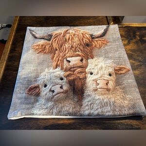 💕3/$25💕 Highland Cow Pillow Cover 🐮🤍
